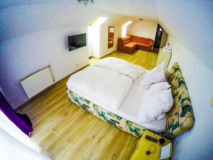 Hôtel Casa Germana à Lupeni  Extérieur photo