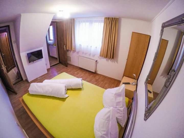 Hôtel Casa Germana à Lupeni  Extérieur photo